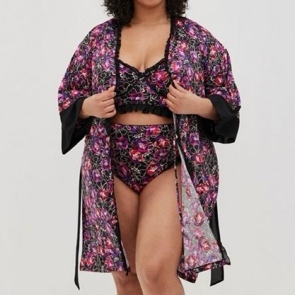 torrid Kimono Sleeve Midi Robe - Satin Floral Black Water Outline Floral 3X / 4X - Picture 3 of 16